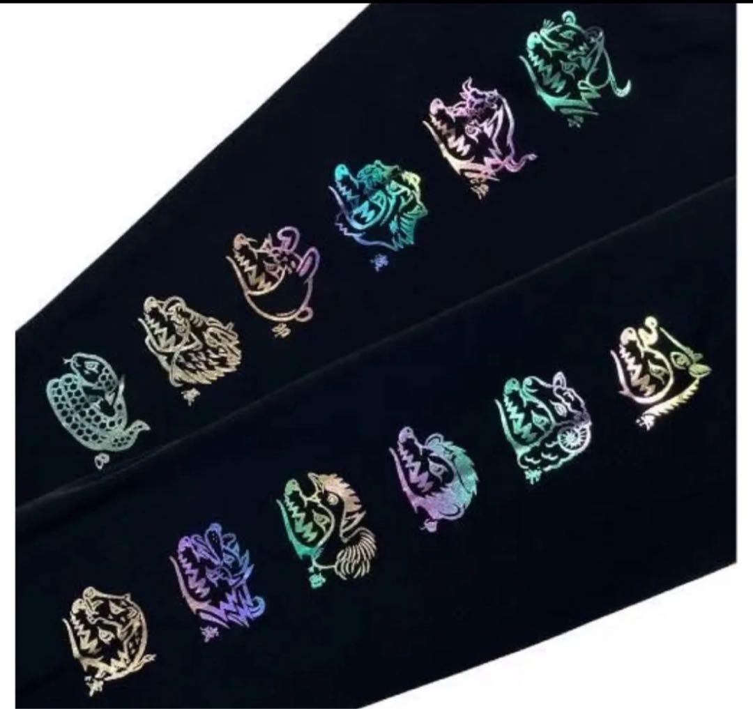 マンウィズ　Lサイズ　Too many ゴッツ ロンT（ブラック×ホログラム）