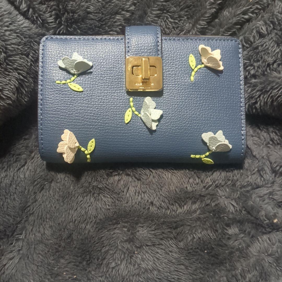 kate spadeフィービーフローラルアップリケターンロックウォレット