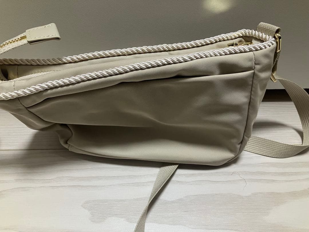 【未使用品】メゾンエシェル　ツイストコードショルダーバッグ　ベージュ