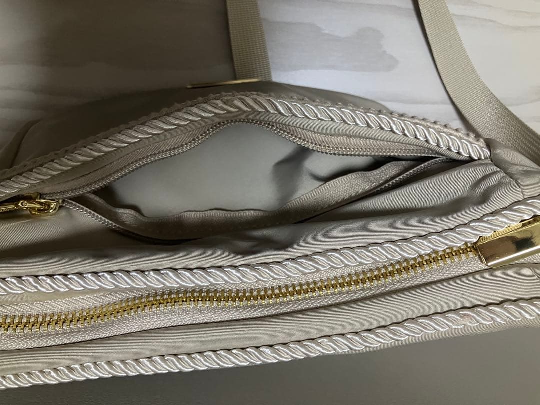 【未使用品】メゾンエシェル　ツイストコードショルダーバッグ　ベージュ