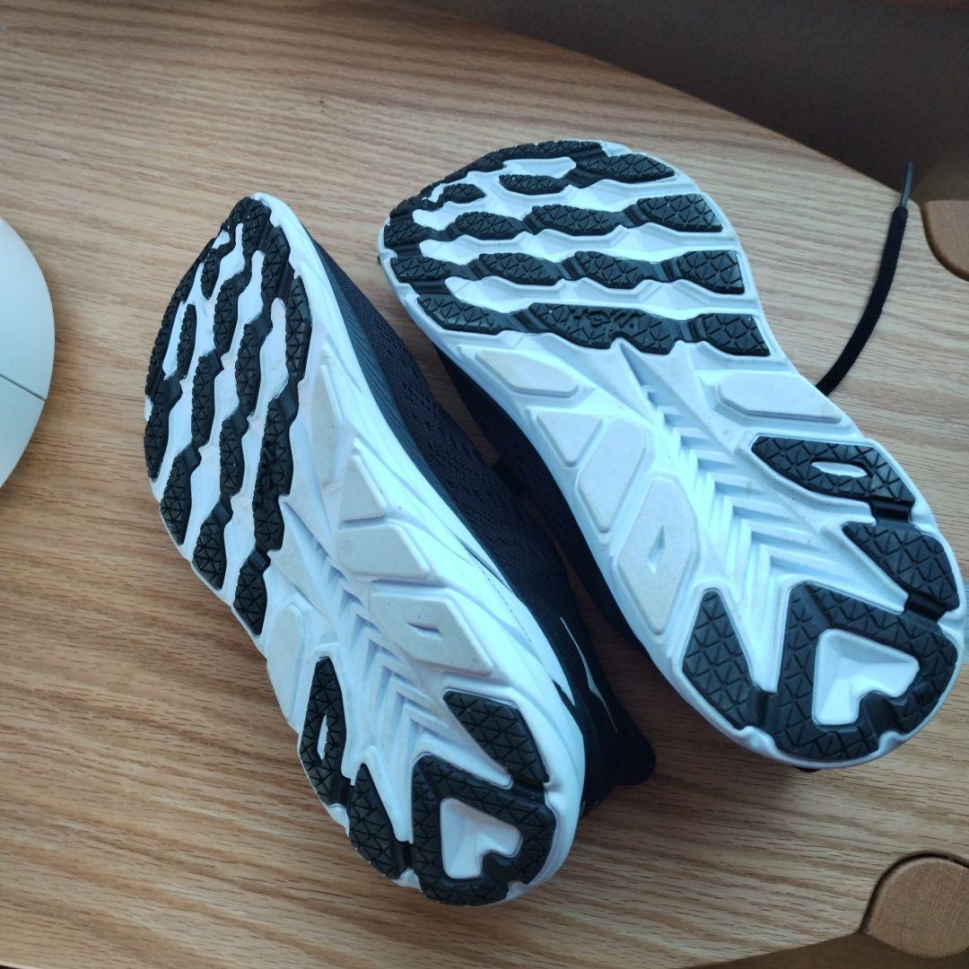 スニーカー（24.5㎝)HOKA CRIFTON８