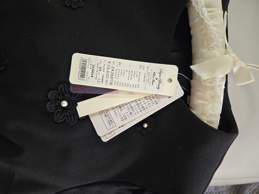 スーパービューティーの黒い花モチーフ長袖ワンピース