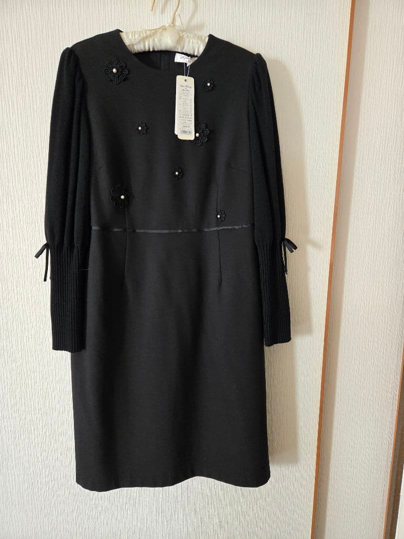 スーパービューティーの黒い花モチーフ長袖ワンピース