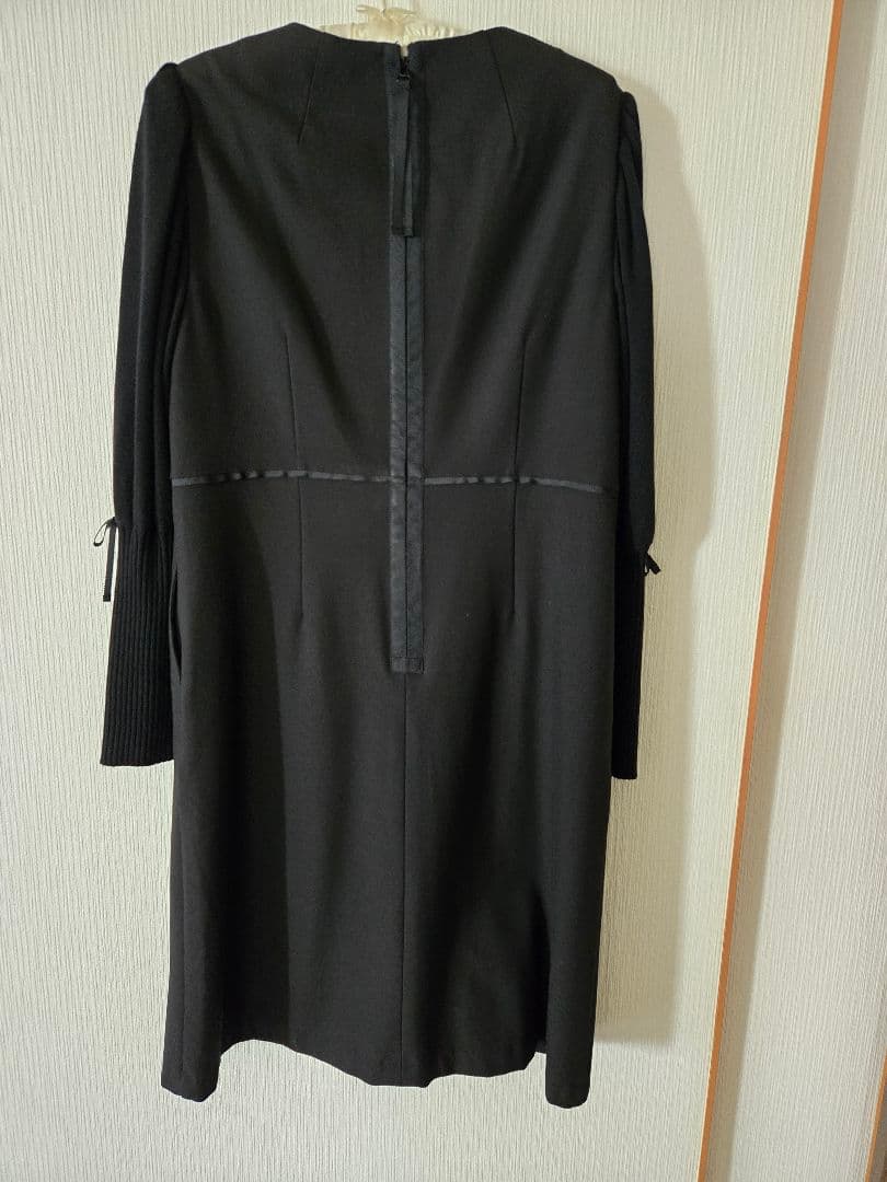 スーパービューティーの黒い花モチーフ長袖ワンピース