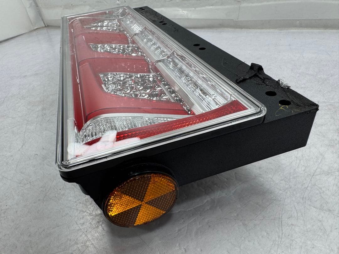 小糸 KOITO 3連 LED テールライト 大型 トラック オールLED右