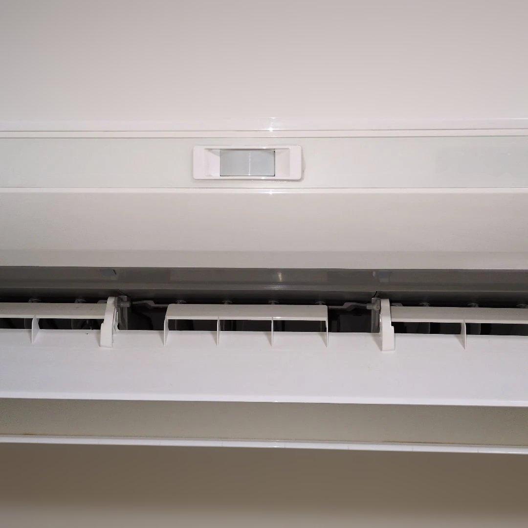 TOSHIBA 壁掛けエアコン 本体 ホワイト 東芝25型お掃除機能付。リモコン