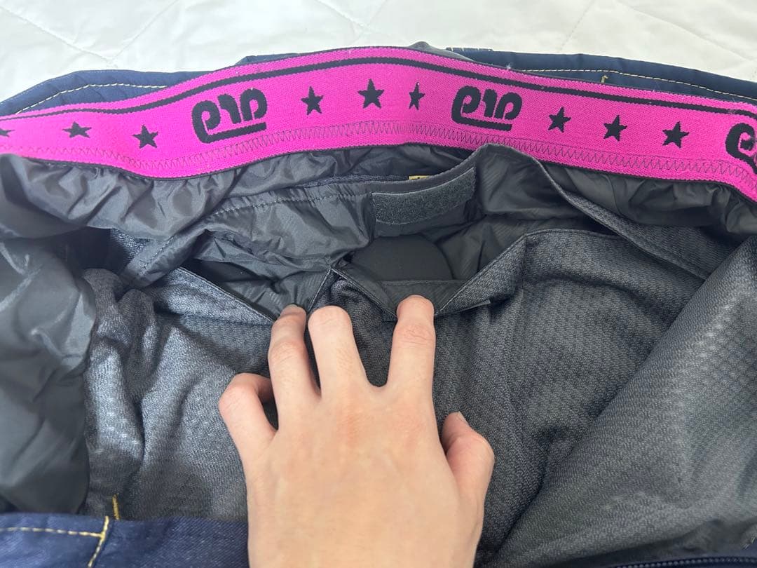 スノーボードウェア（女性用）多色デザイン