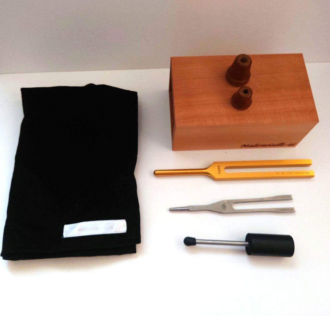 ほ*場様 マドモアゼル愛「444Hzチューナー2＆音叉箱セット」（解説書付き）