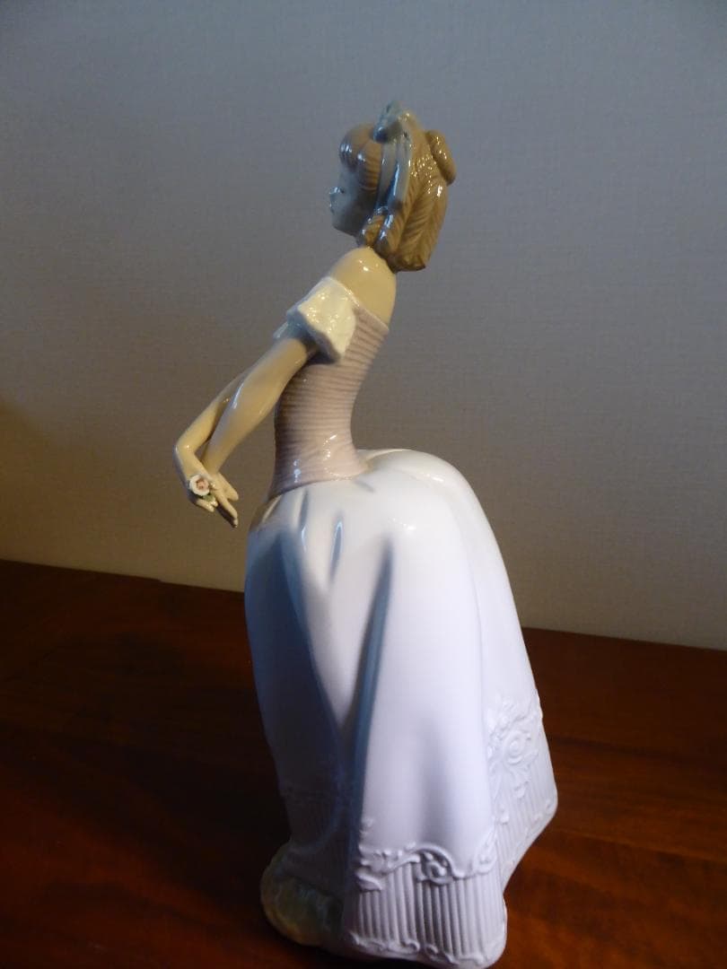 リアドロ　花垣に立つ少女