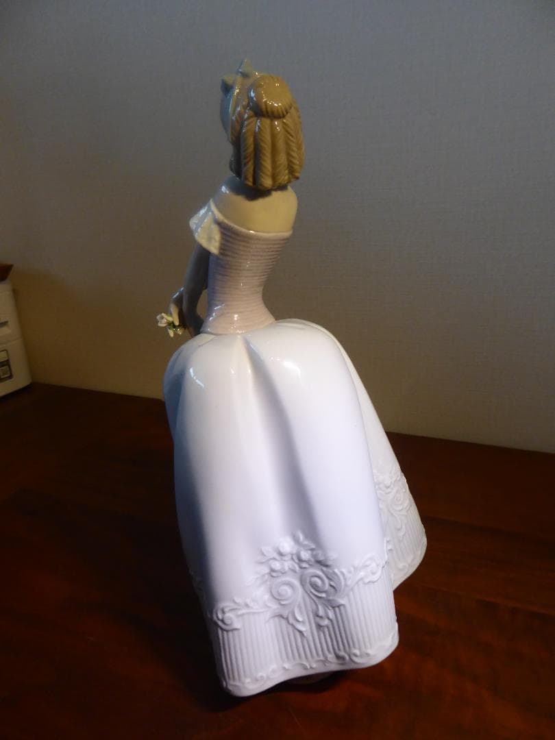 リアドロ　花垣に立つ少女