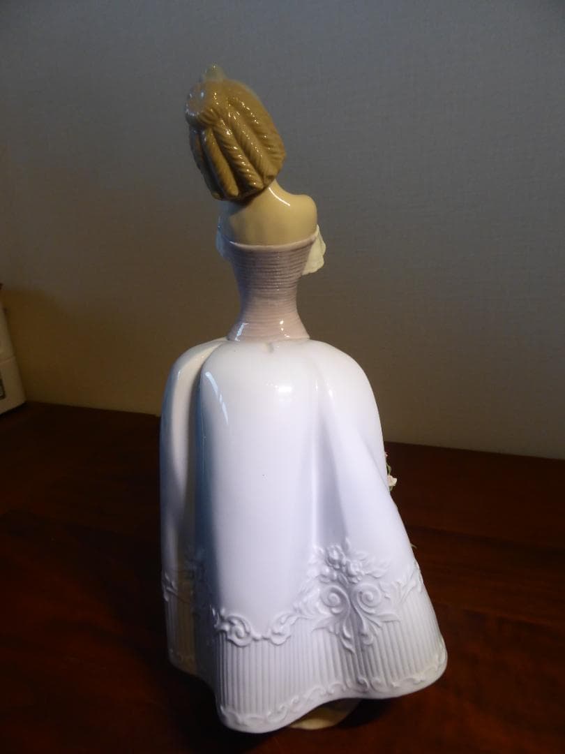 リアドロ　花垣に立つ少女