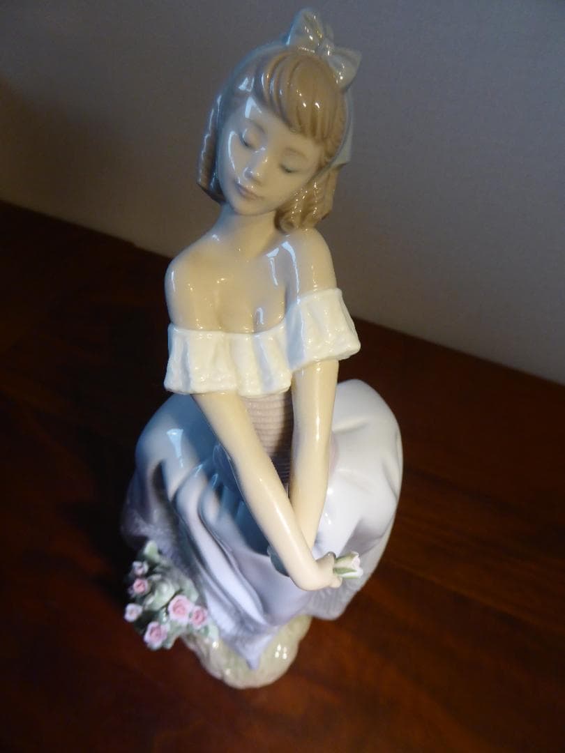 リアドロ　花垣に立つ少女