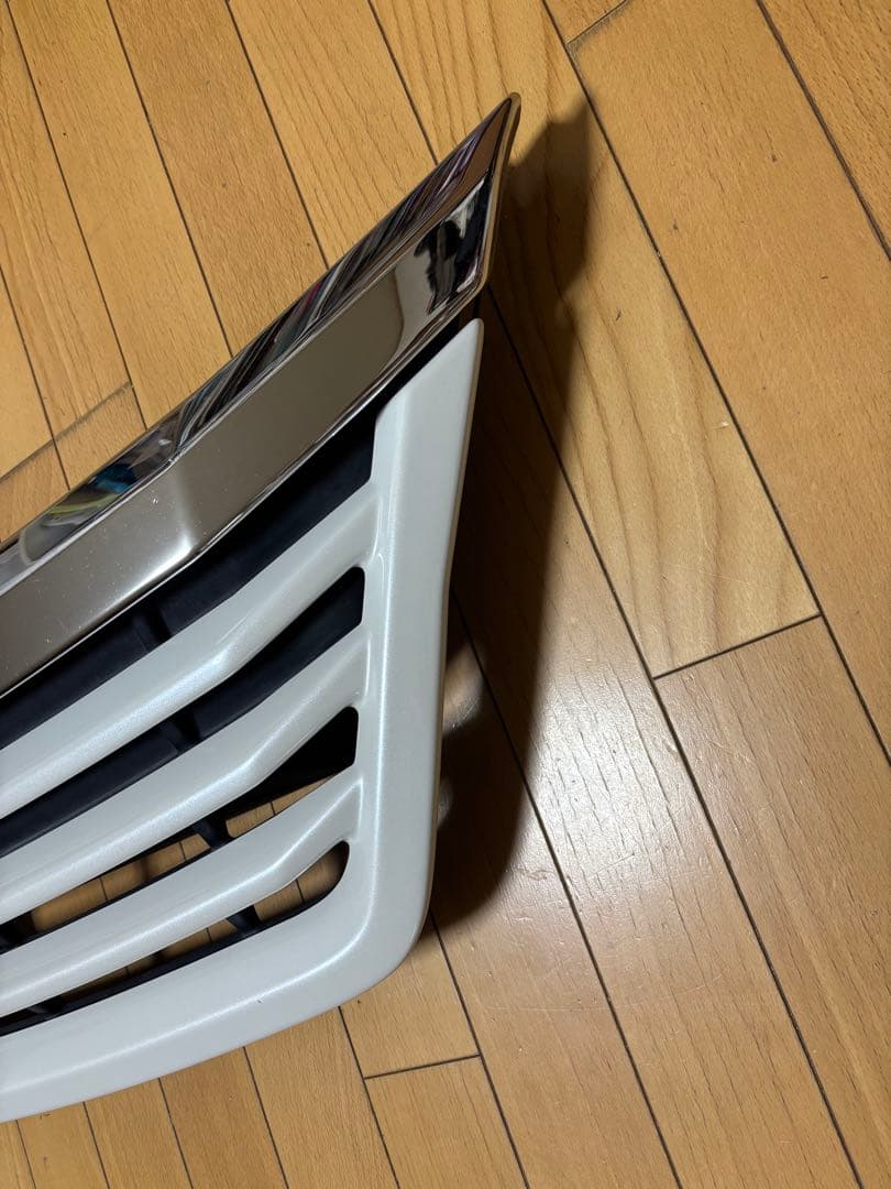 トヨタ・ヴェルファイア（20系後期）用のフロントグリル　パールホワイト