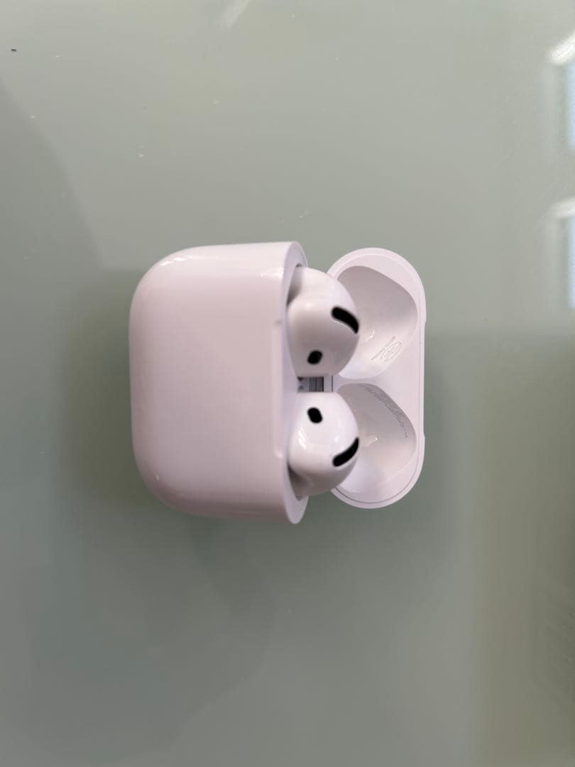 AirPods4ノイズキャンセリング搭載　カバー付き