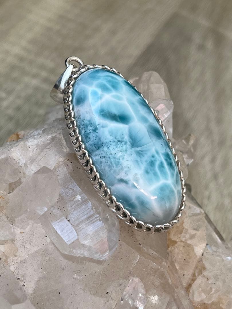 天然石☆高品質！ラリマーオーバル型ペンダントトップ☆シルバーワク付☆模様が美しい