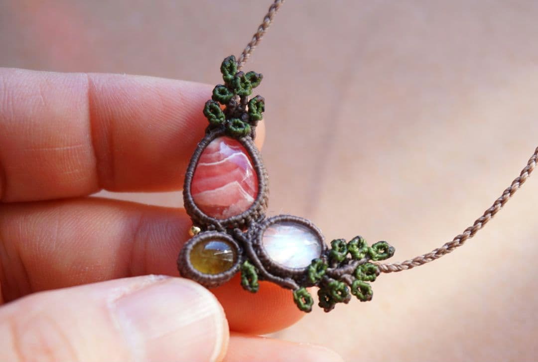 《森の妖精のネックレス》インカローズ　レインボームーンストーンマクラメネックレス