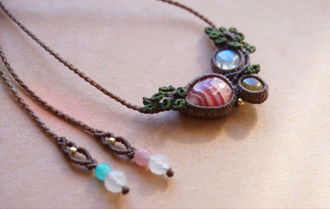 《森の妖精のネックレス》インカローズ　レインボームーンストーンマクラメネックレス