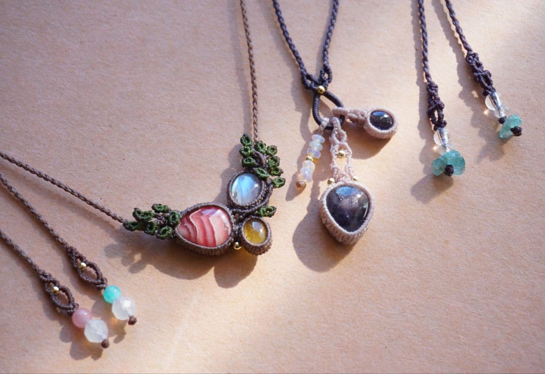 《森の妖精のネックレス》インカローズ　レインボームーンストーンマクラメネックレス