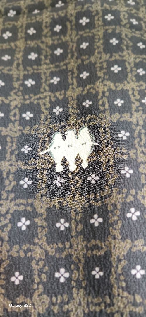 ふりふで購入した　黒地に白い花と小鳥柄　裏地は紫色　洗える可愛らしい小紋　未使用