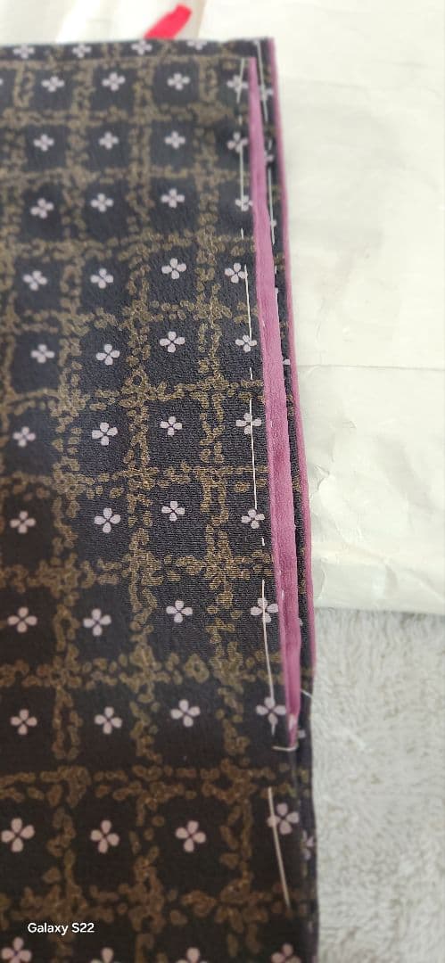 ふりふで購入した　黒地に白い花と小鳥柄　裏地は紫色　洗える可愛らしい小紋　未使用