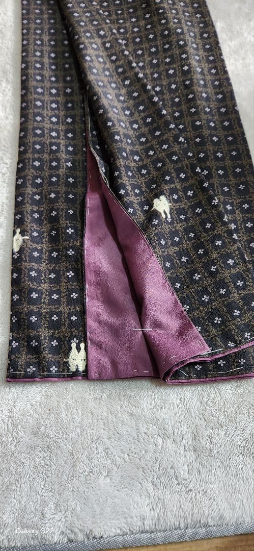 ふりふで購入した　黒地に白い花と小鳥柄　裏地は紫色　洗える可愛らしい小紋　未使用