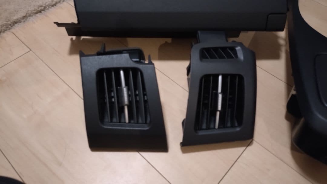 30プリウスエアコン口左右 センターパネル　グローブボックス　ブラック