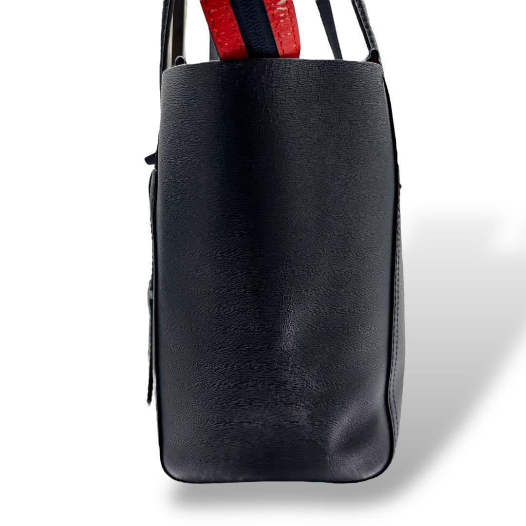 【美品】トリーバーチ　トートバッグ　ロゴ金具　PVC レザー　肩掛け　チャーム