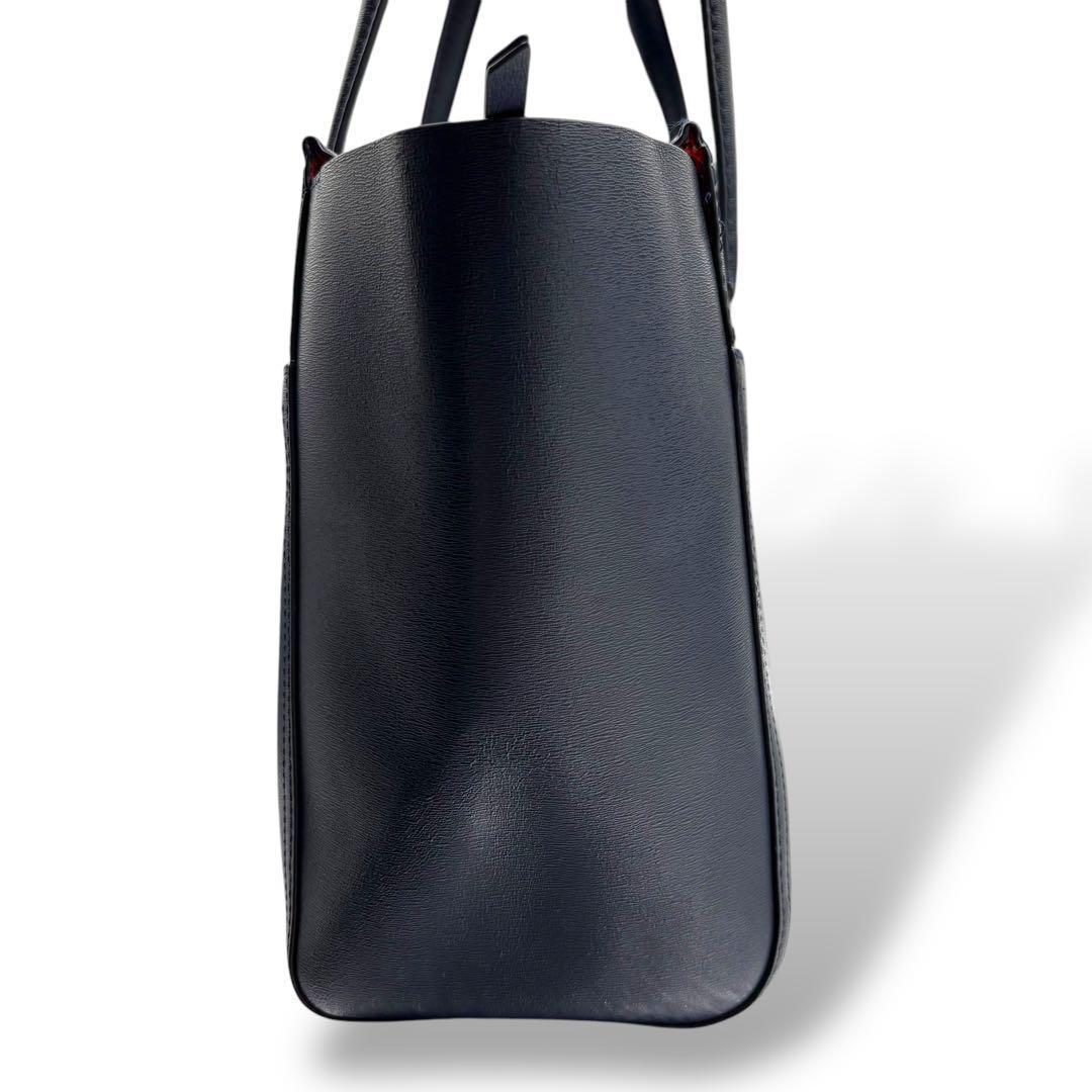 【美品】トリーバーチ　トートバッグ　ロゴ金具　PVC レザー　肩掛け　チャーム