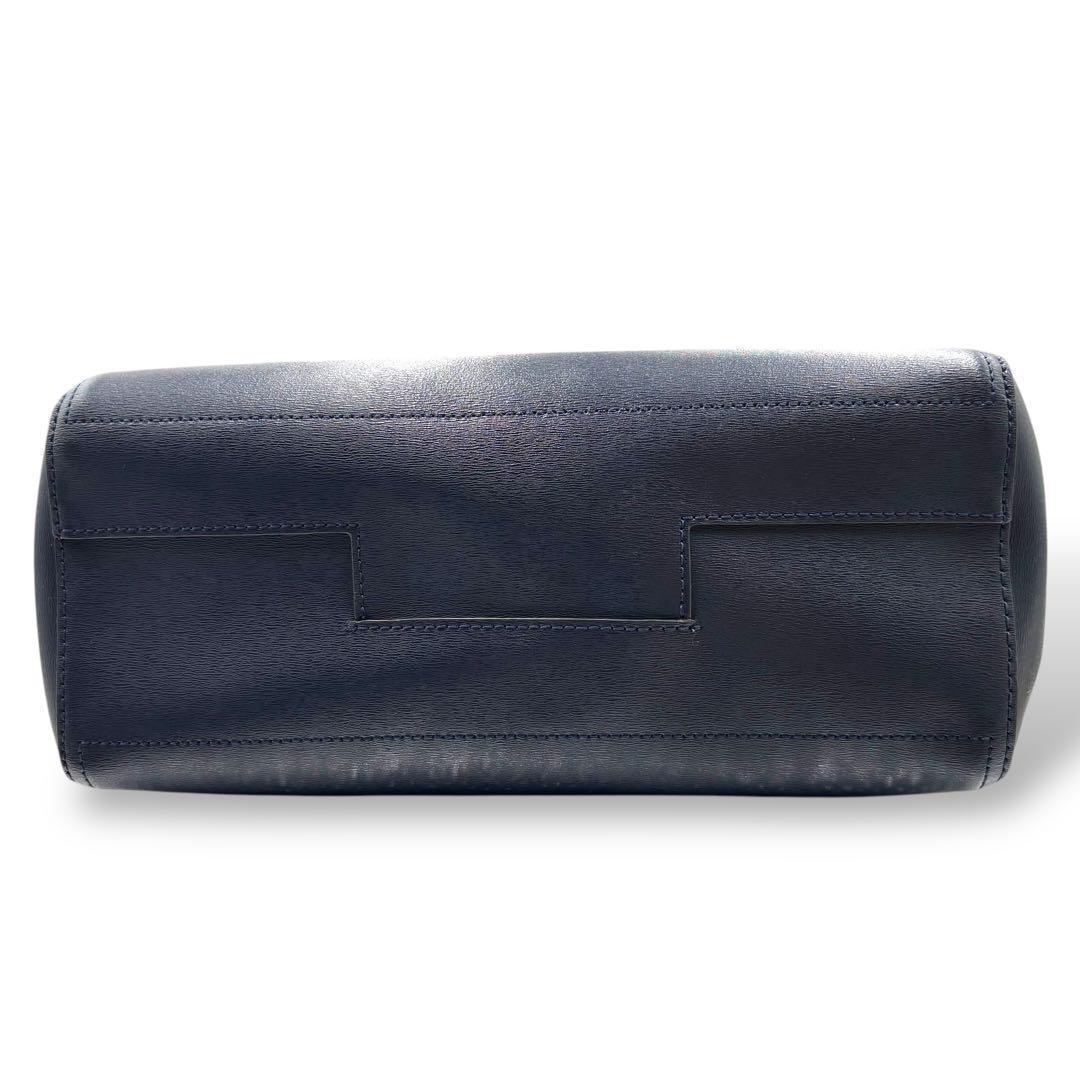 【美品】トリーバーチ　トートバッグ　ロゴ金具　PVC レザー　肩掛け　チャーム