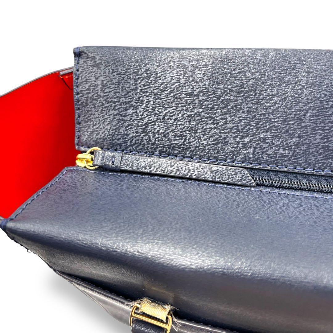 【美品】トリーバーチ　トートバッグ　ロゴ金具　PVC レザー　肩掛け　チャーム