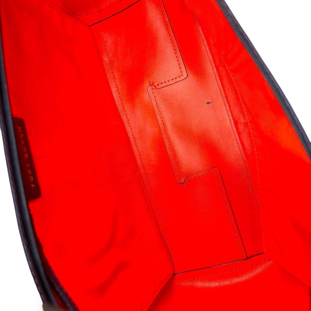 【美品】トリーバーチ　トートバッグ　ロゴ金具　PVC レザー　肩掛け　チャーム