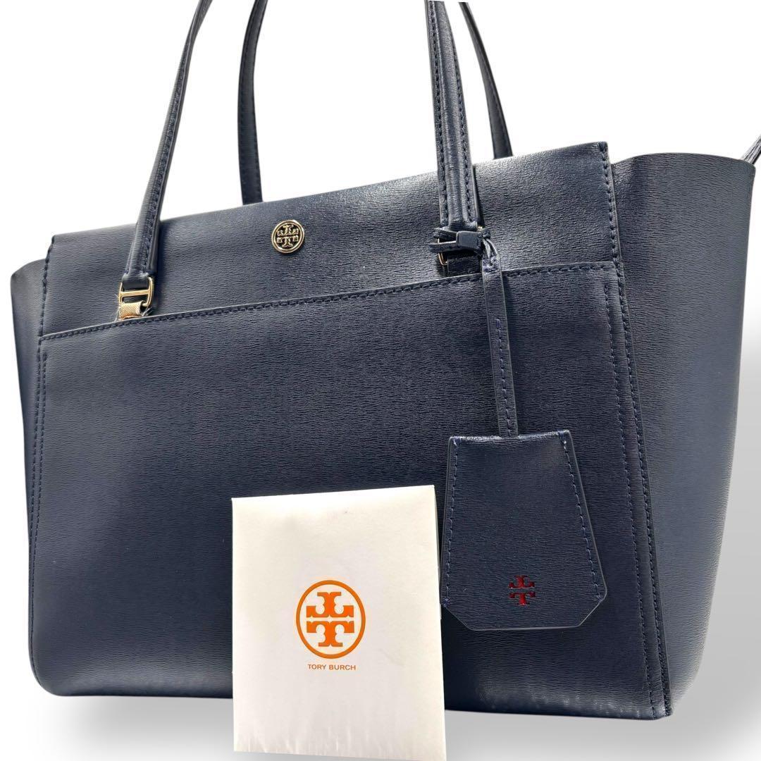 【美品】トリーバーチ　トートバッグ　ロゴ金具　PVC レザー　肩掛け　チャーム