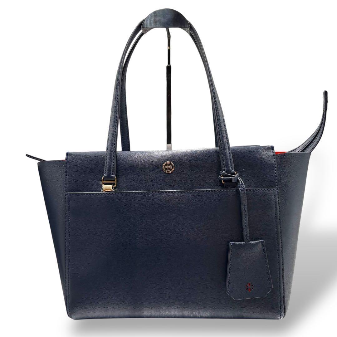 【美品】トリーバーチ　トートバッグ　ロゴ金具　PVC レザー　肩掛け　チャーム