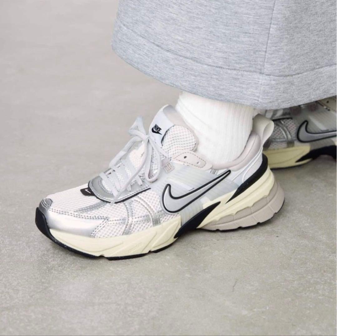 NIKE V2K RUN シルバー/ホワイト スニーカー　⭐︎★未使用タグ付き★⭐︎