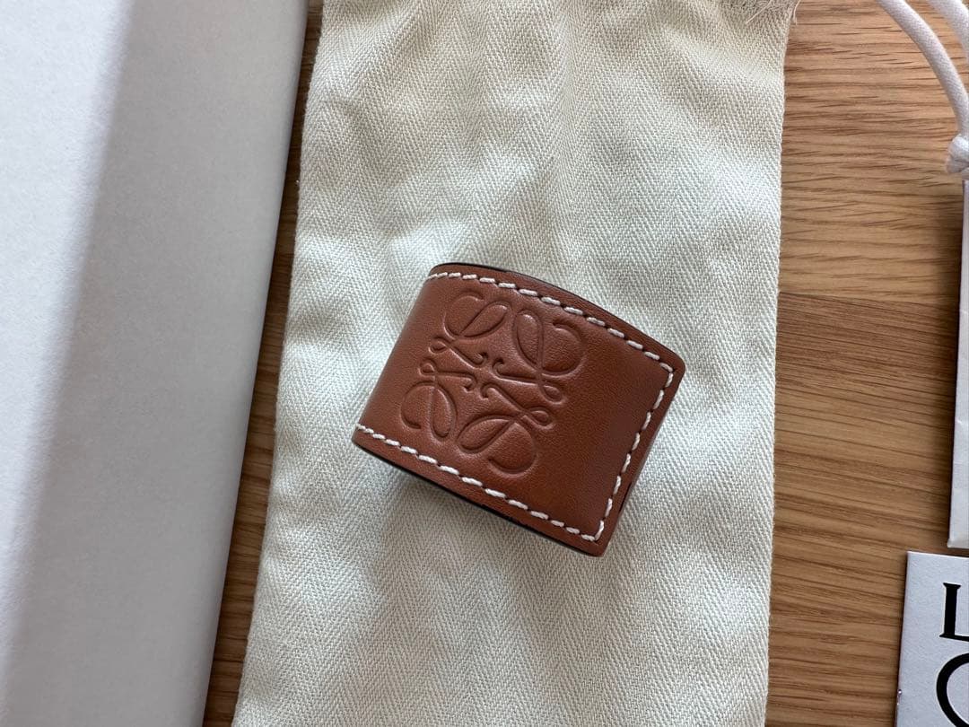 み*ん様 ロエベ　バングル　タン