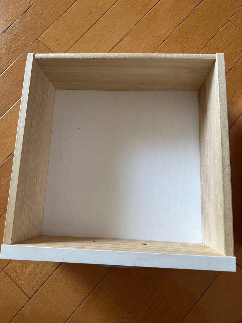 ホワイト木製キャビネット ガラス扉付き