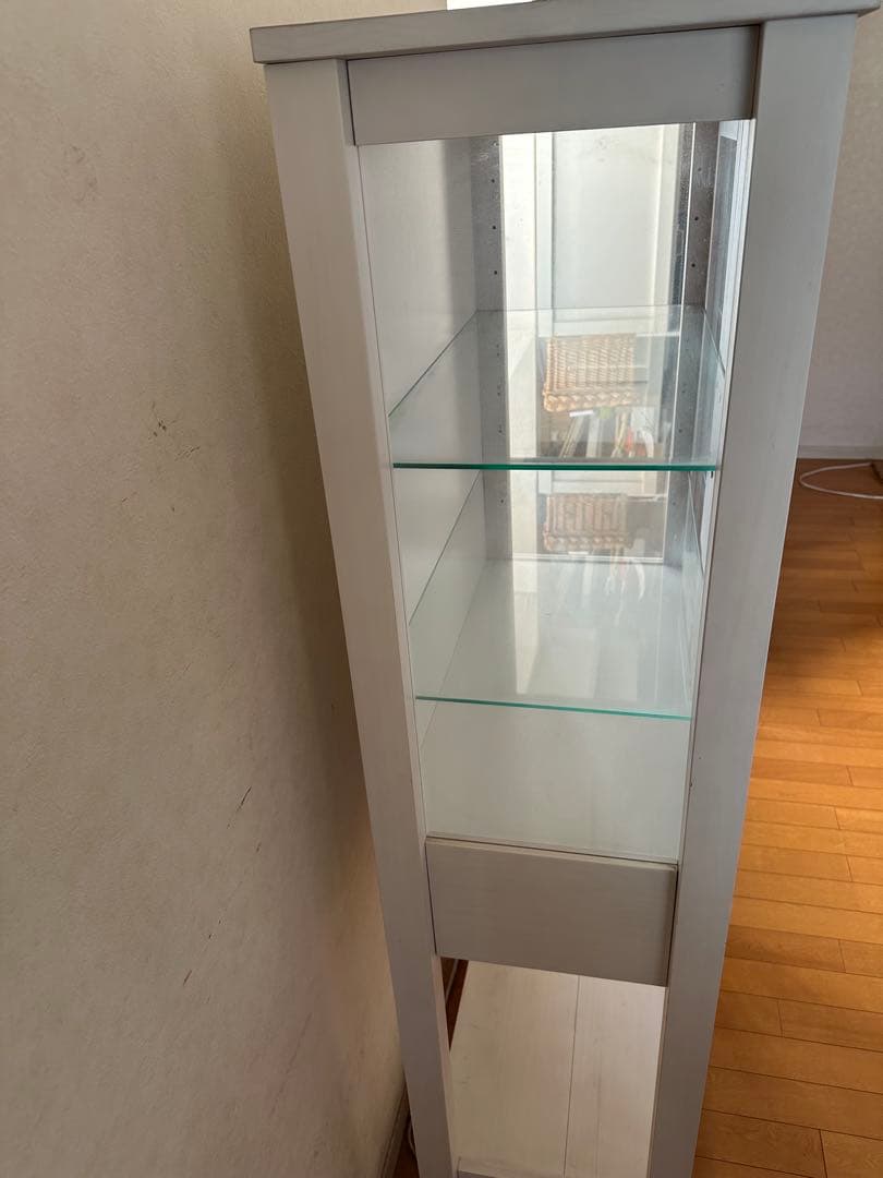 ホワイト木製キャビネット ガラス扉付き