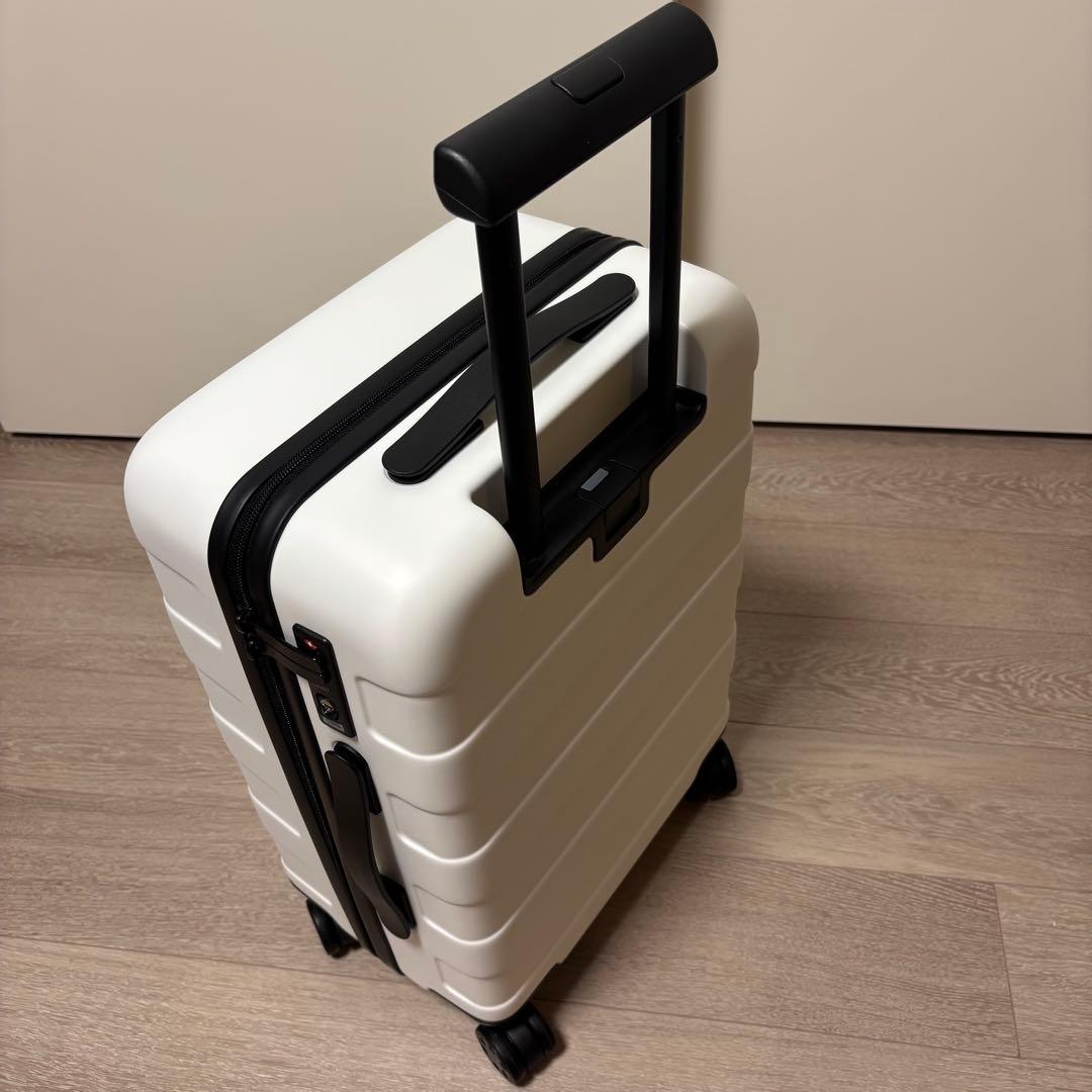 美品★無印良品★バーを自由に調節できるハードキャリーケース（３６Ｌ）オフ白