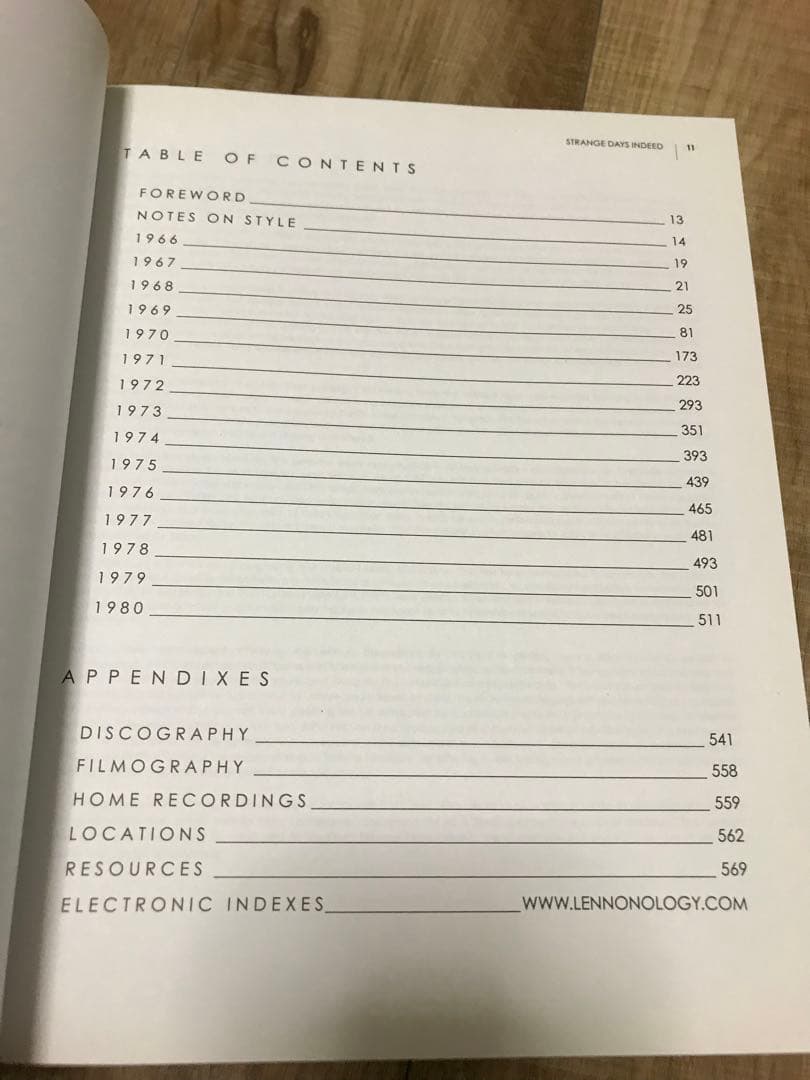 ジョン レノンの1日1日を克明に追った洋書、もの凄い情報量です。