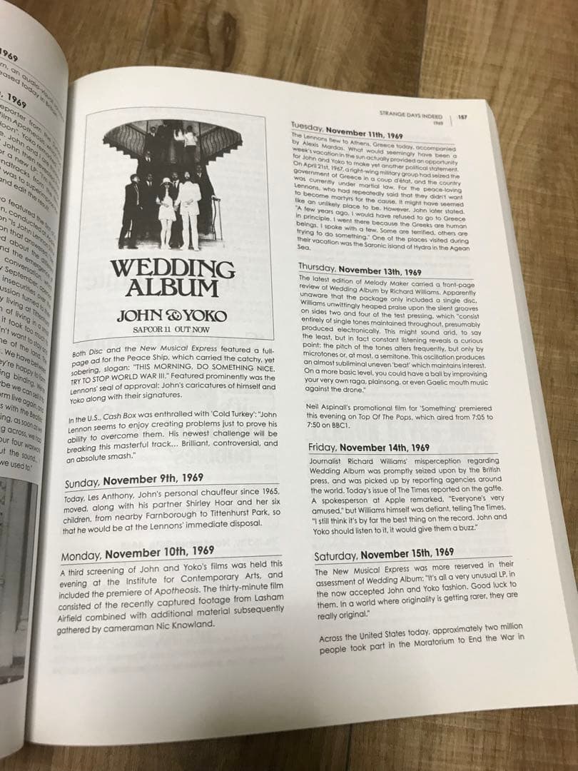 ジョン レノンの1日1日を克明に追った洋書、もの凄い情報量です。