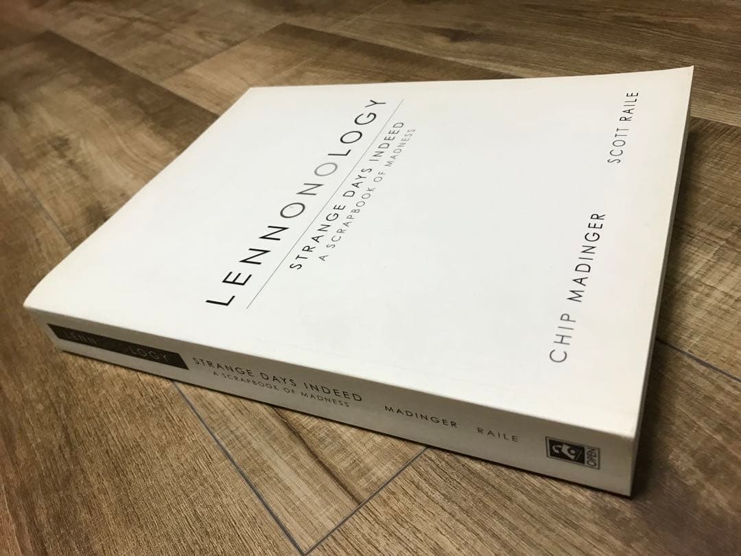 ジョン レノンの1日1日を克明に追った洋書、もの凄い情報量です。