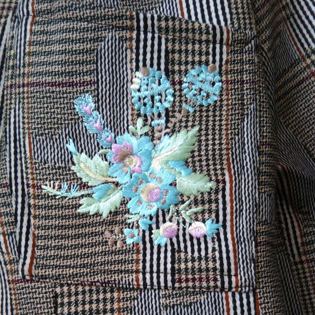 ゴージャスな刺繍が美しい上下セット