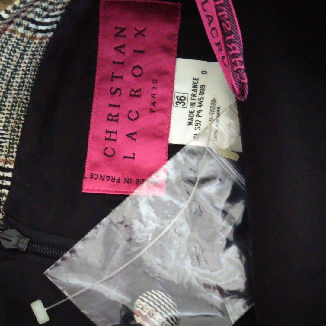 ゴージャスな刺繍が美しい上下セット