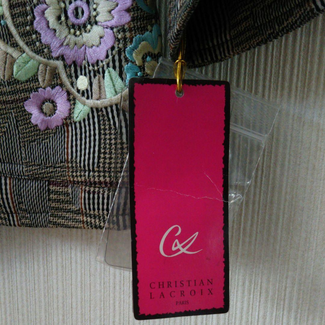 ゴージャスな刺繍が美しい上下セット