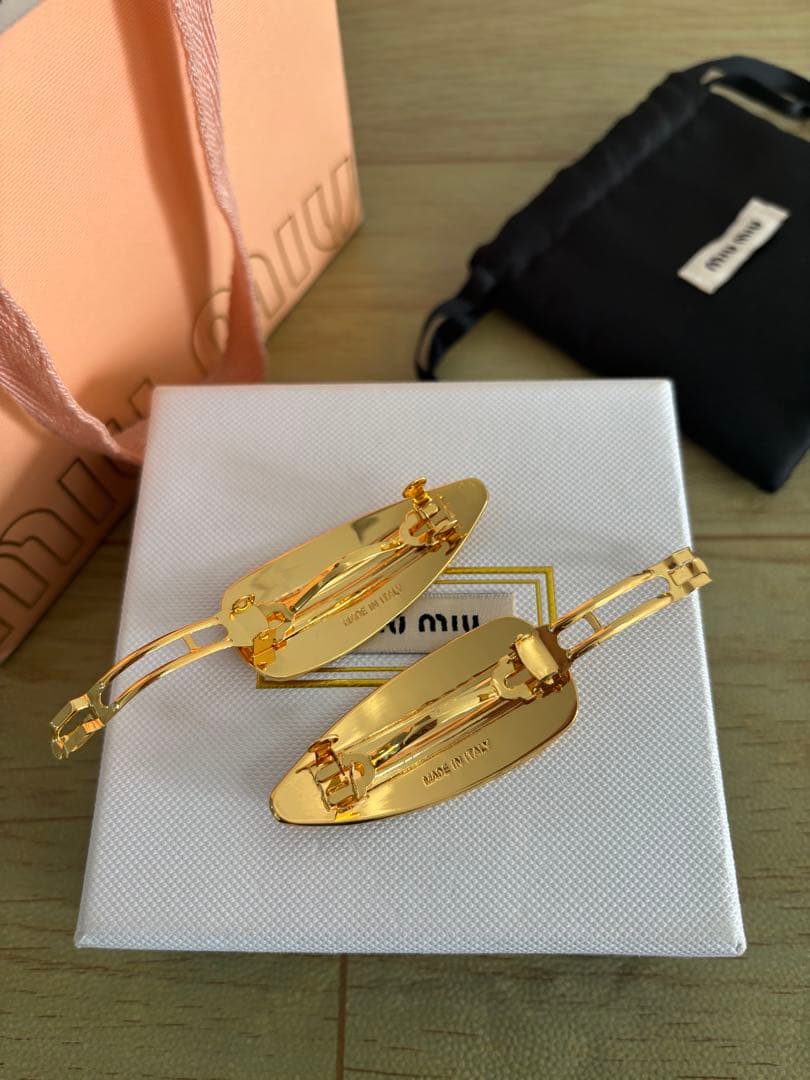 実物写真★ミュウミュウ ロゴ エナメルメタル ヘアクリップ