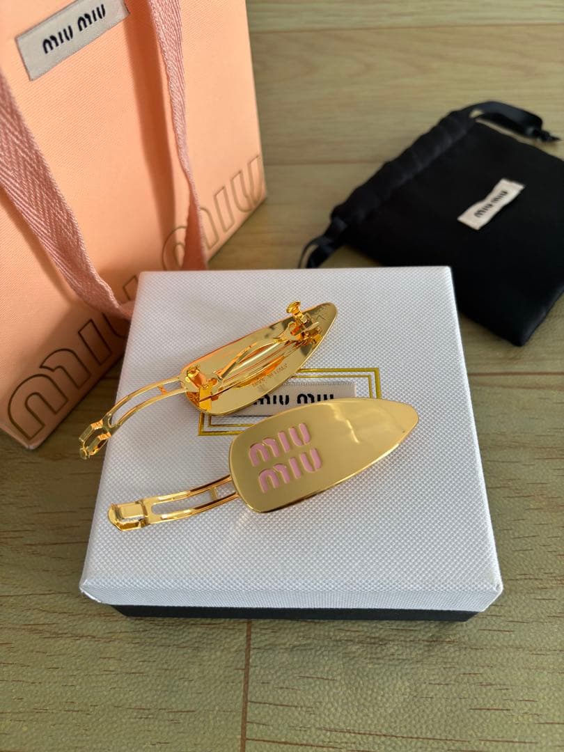 実物写真★ミュウミュウ ロゴ エナメルメタル ヘアクリップ