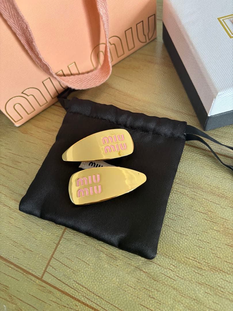 実物写真★ミュウミュウ ロゴ エナメルメタル ヘアクリップ