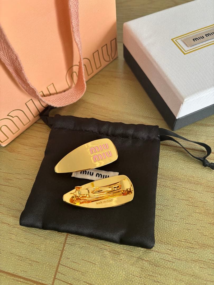 実物写真★ミュウミュウ ロゴ エナメルメタル ヘアクリップ