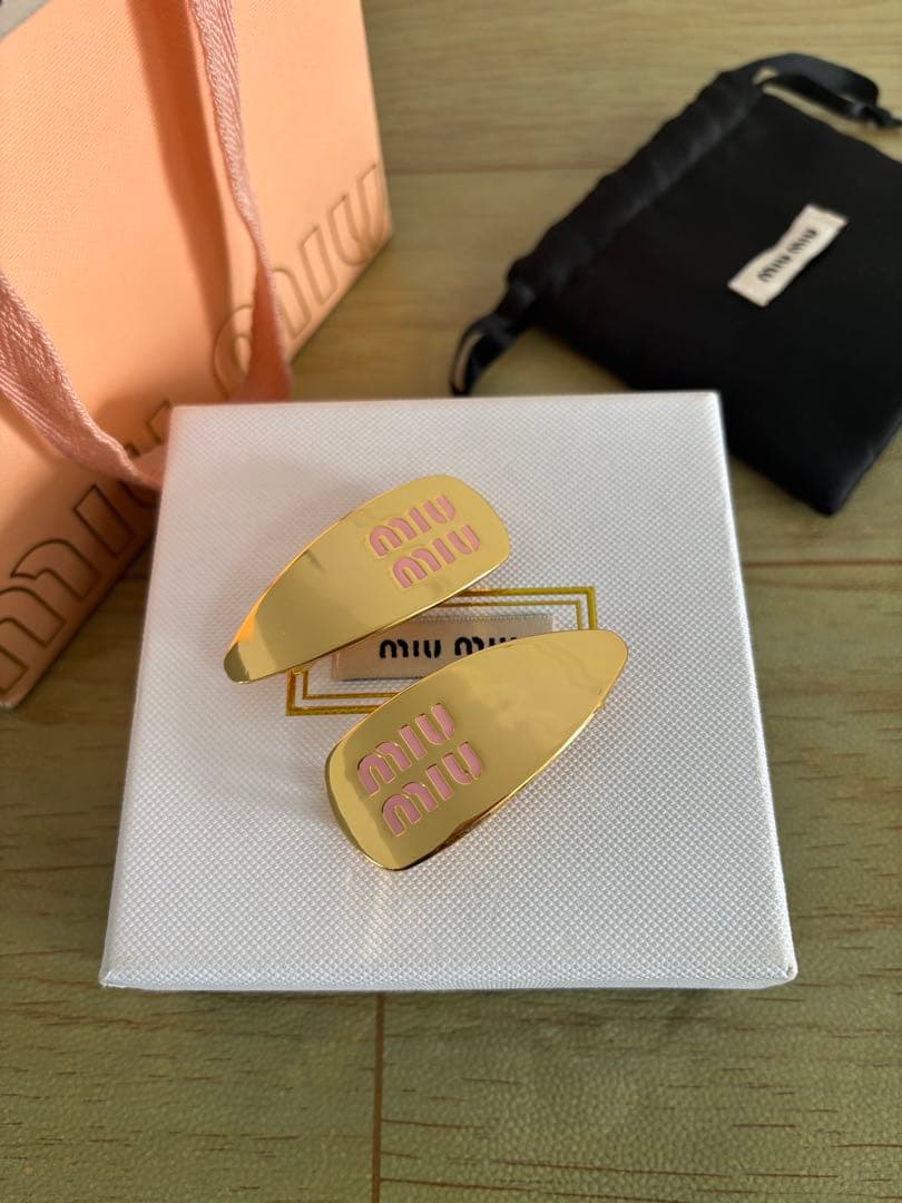 実物写真★ミュウミュウ ロゴ エナメルメタル ヘアクリップ