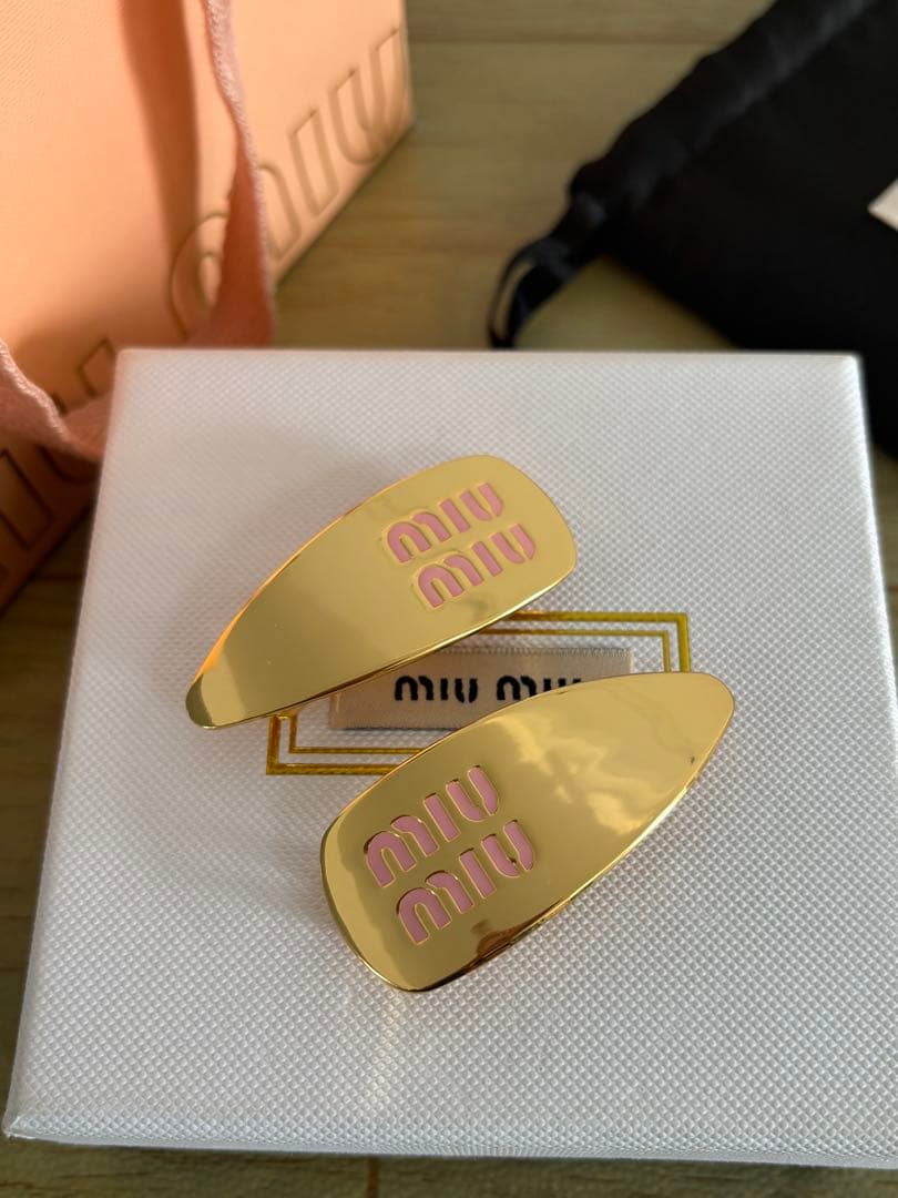 実物写真★ミュウミュウ ロゴ エナメルメタル ヘアクリップ